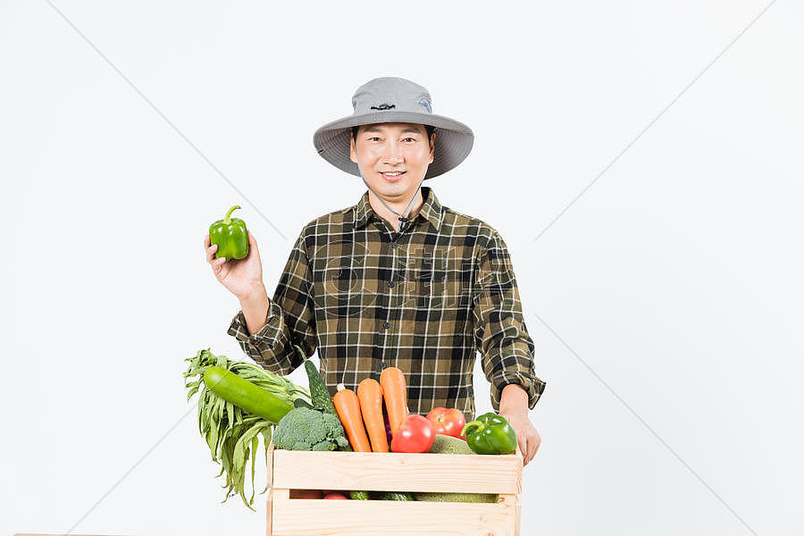 农民新鲜蔬菜展示图片素材免费下载