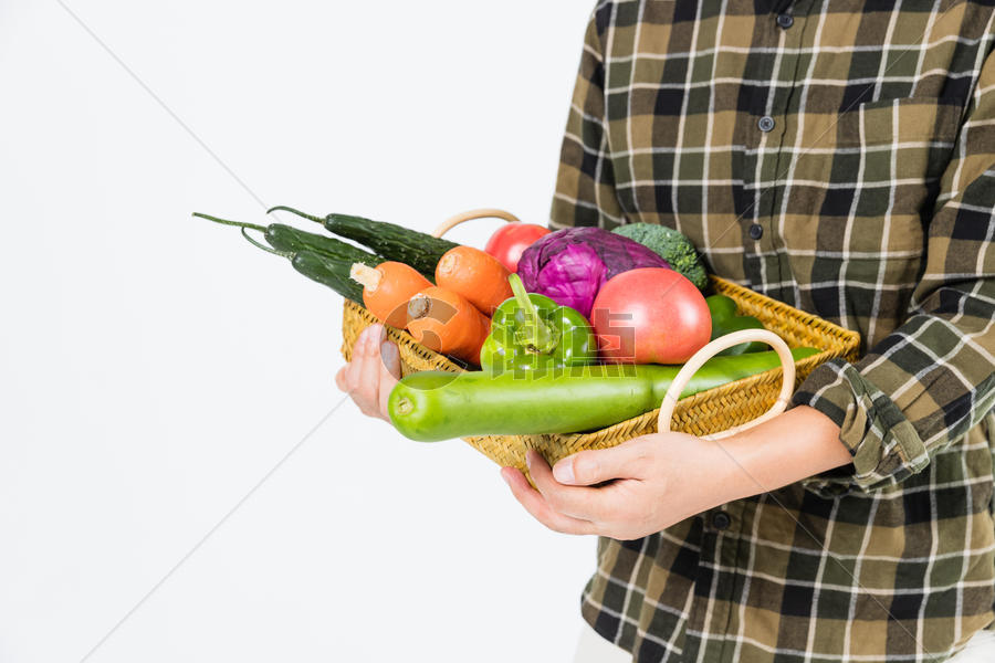 农民端着蔬菜篮子特写图片素材免费下载