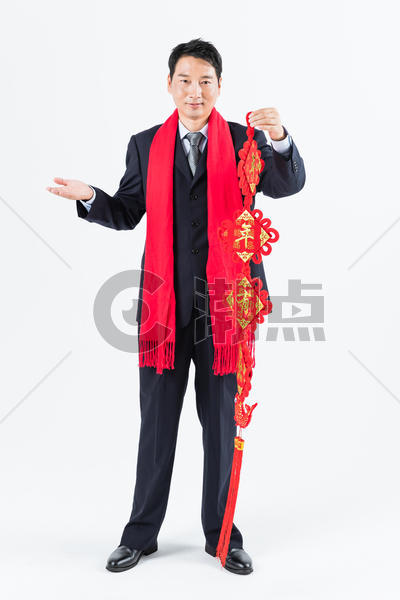 新春商务男性手拿春节挂饰图片素材免费下载