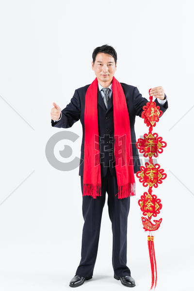 新春商务男性手拿春节挂饰图片素材免费下载