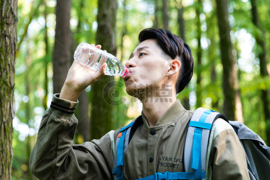 远足男性喝水图片素材免费下载