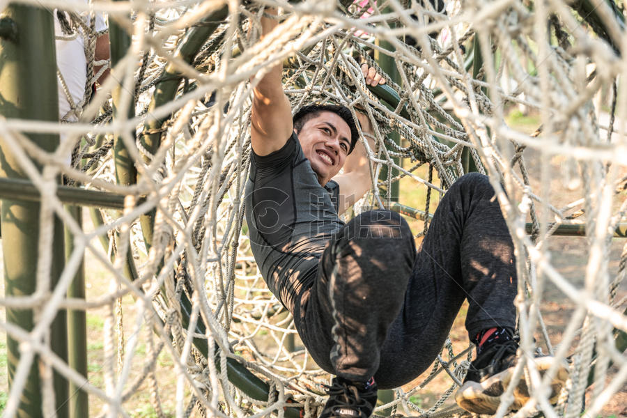 男性攀绳挑战图片素材免费下载