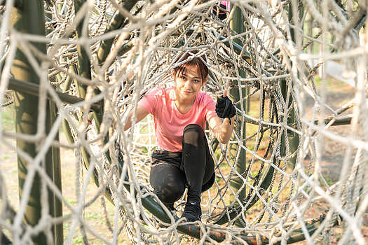 女性攀绳挑战图片素材免费下载