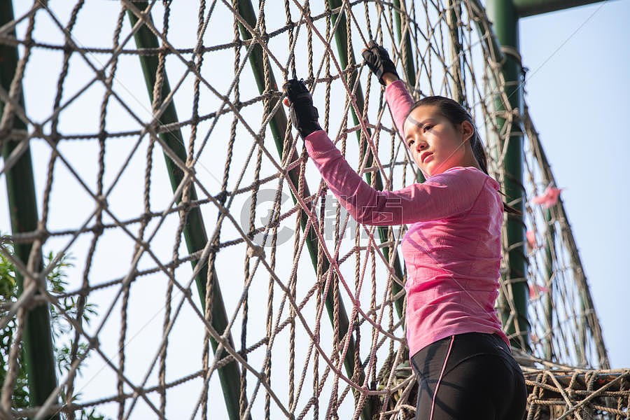 女性攀绳挑战图片素材免费下载