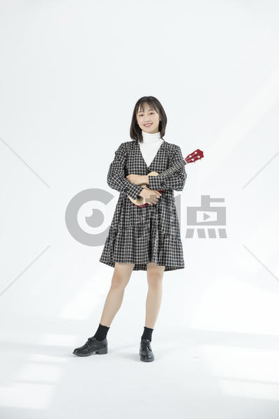 拿着尤克里里的文艺女性图片素材免费下载