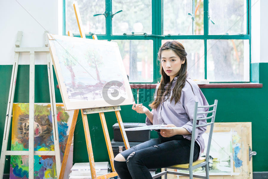 青春女孩坐着画油画图片素材免费下载