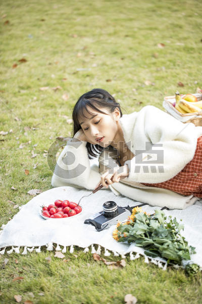 户外文艺少女野餐图片素材免费下载