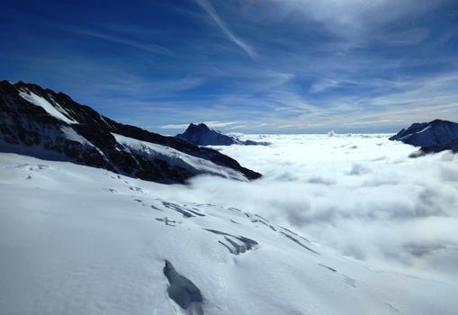 瑞士少女峰的冰山云海图片素材免费下载