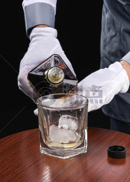 男性服务员洋酒服务图片素材免费下载