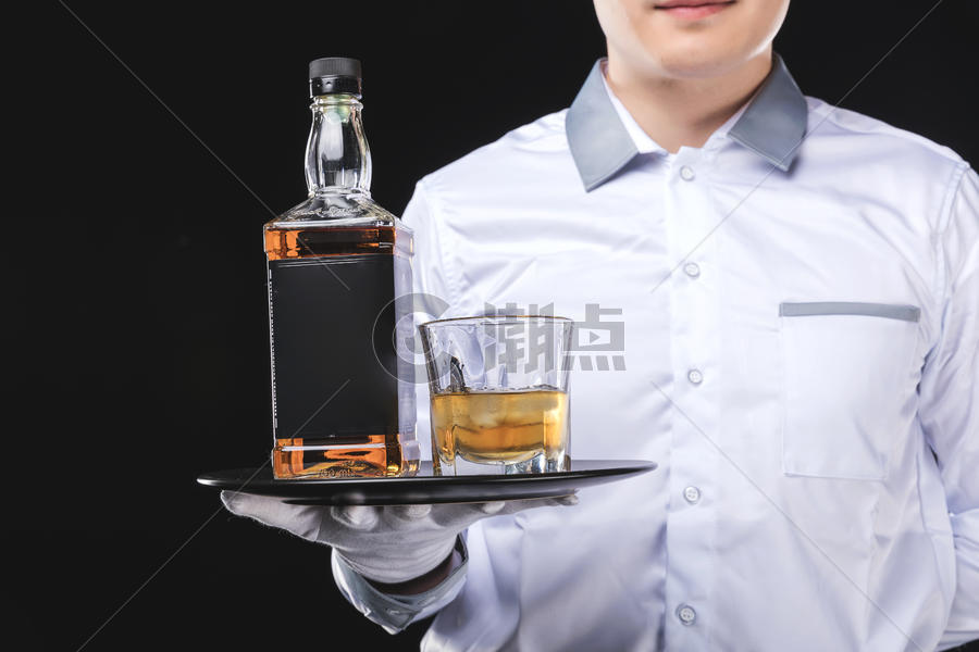 男性服务员洋酒服务图片素材免费下载