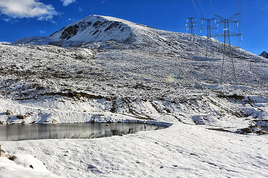 川西雪后折多山上的湖泊图片素材免费下载