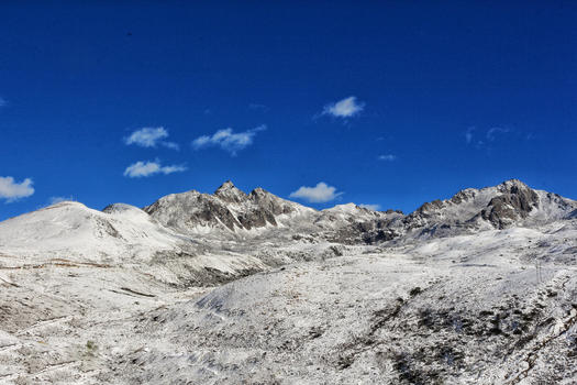 四川川西冬日蓝天下的雪山群图片素材免费下载