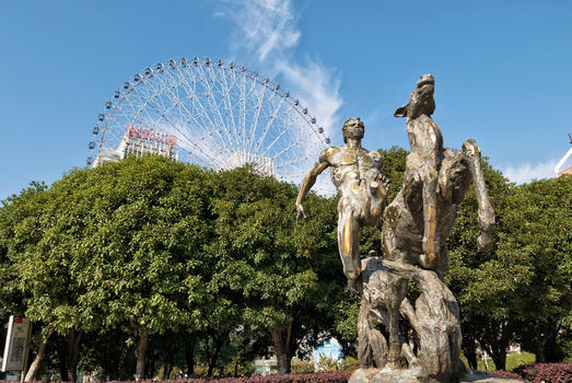 贺龙体育广场竞赛铜雕和亚洲大型城市摩天轮图片素材免费下载