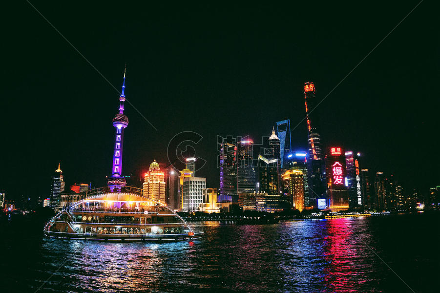 上海外滩和黄浦江上的游轮图片素材免费下载