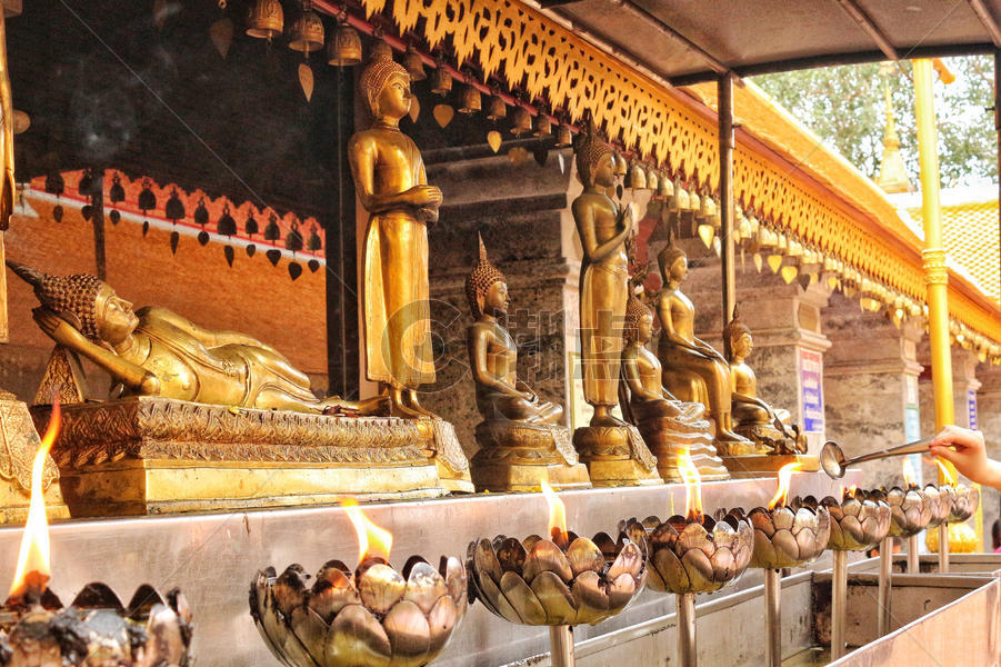 泰国清迈双龙寺的莲花灯和金身佛像图片素材免费下载