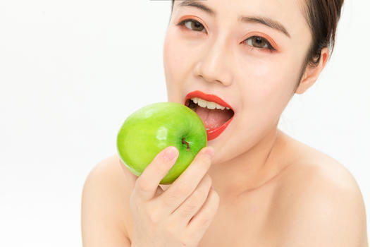吃青苹果的美女图片素材免费下载