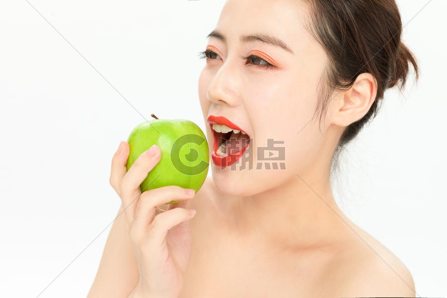 吃青苹果的美女图片素材免费下载