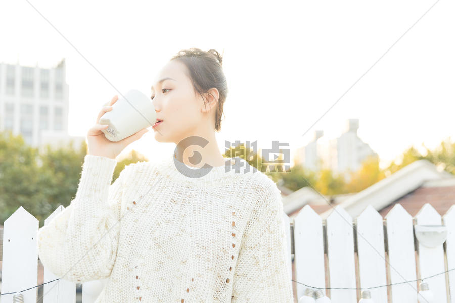 年轻女性喝水图片素材免费下载