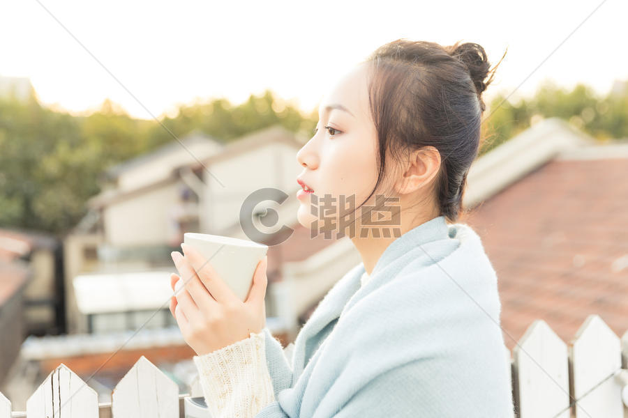 温暖冬日年轻女性喝水图片素材免费下载