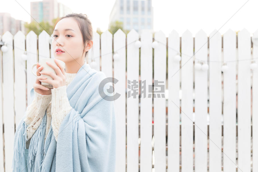 温暖冬日年轻女性喝水图片素材免费下载