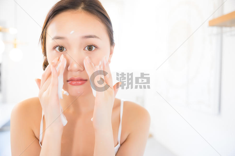 年轻女孩护肤洗脸图片素材免费下载