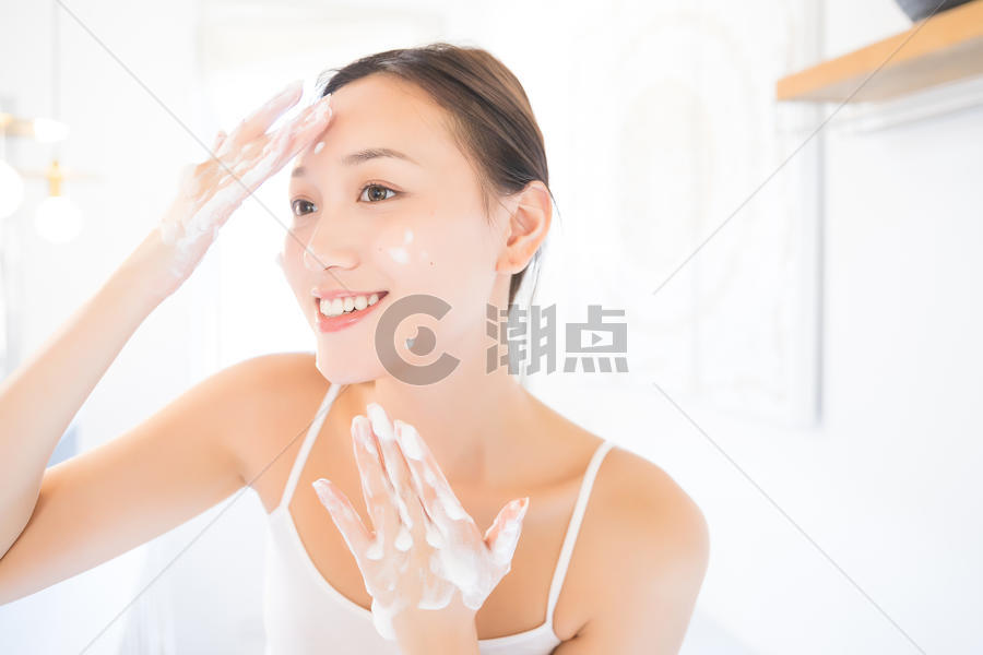 年轻女孩护肤洗脸图片素材免费下载