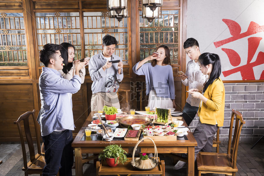 青年聚会吃火锅拍照图片素材免费下载