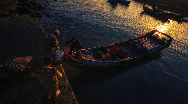 东极岛日出渔民准备出海捕鱼图片素材免费下载