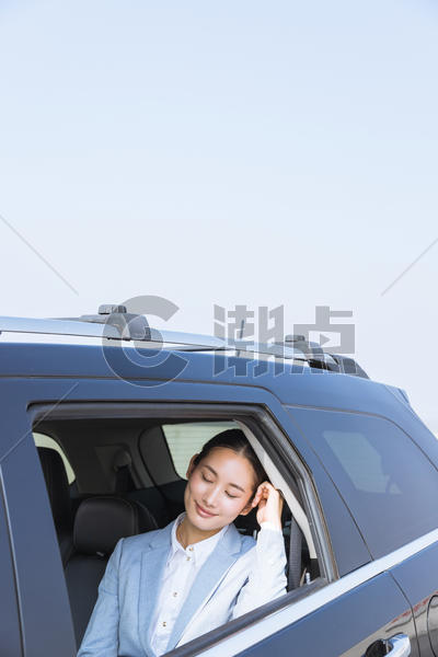 商务女士坐在汽车后座图片素材免费下载