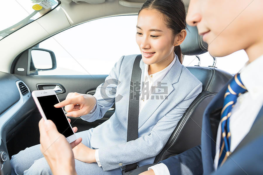 车内商务人士看手机导航图片素材免费下载