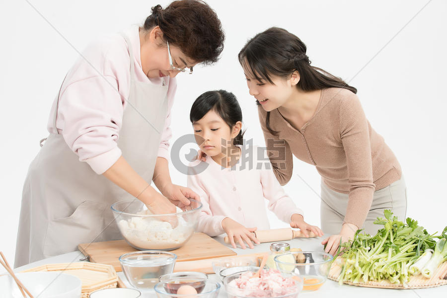 一家人包饺子图片素材免费下载