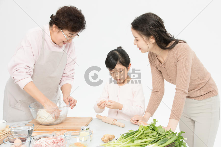 一家人包饺子图片素材免费下载