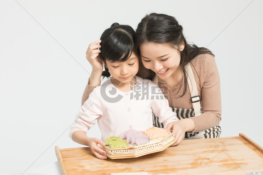 母亲和女儿一起包饺子图片素材免费下载