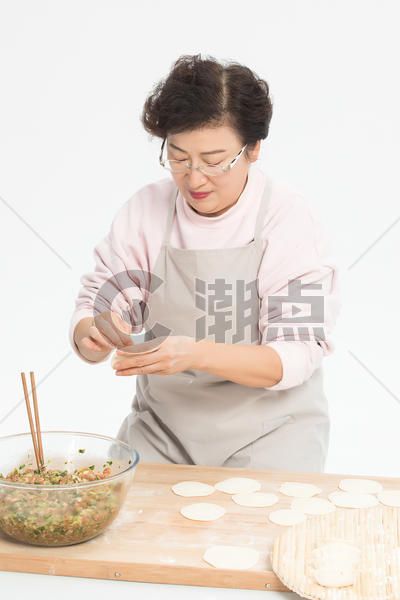 冬至老奶奶包饺子图片素材免费下载