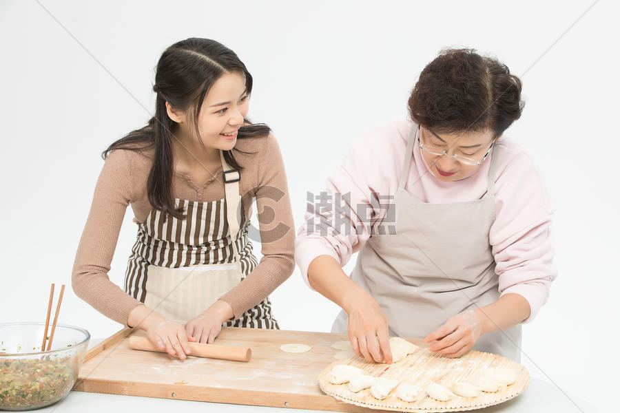 女儿和妈妈一起包饺子图片素材免费下载