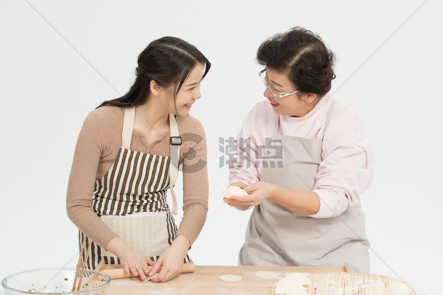 女儿和妈妈一起包饺子图片素材免费下载