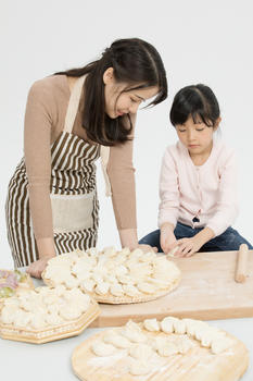 母女一起包饺子图片素材免费下载