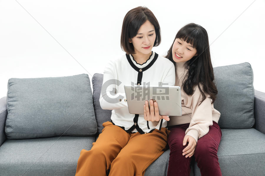 家庭母女看平板电脑图片素材免费下载