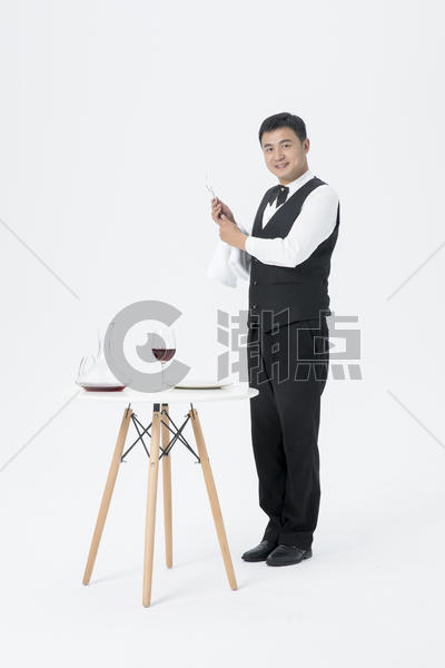 男服务员整理餐桌图片素材免费下载