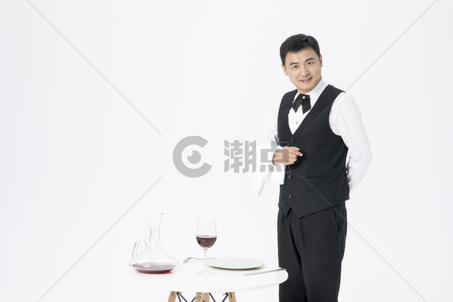 男服务员整理餐桌图片素材免费下载