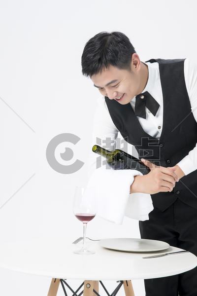 男服务员倒红酒图片素材免费下载