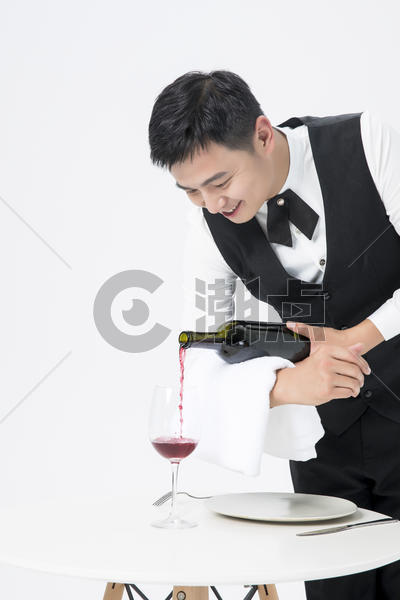 男服务员倒红酒图片素材免费下载