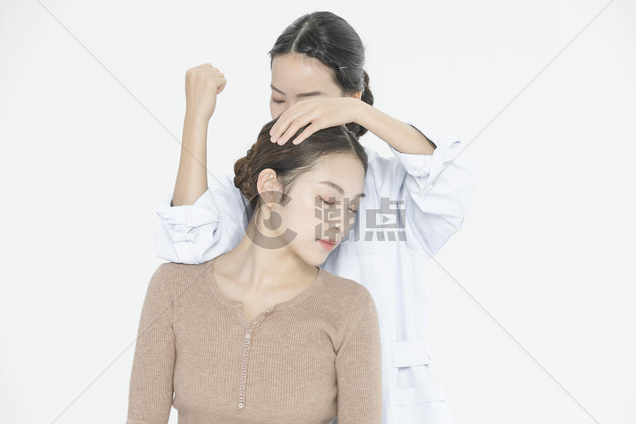 女性肩部按摩图片素材免费下载