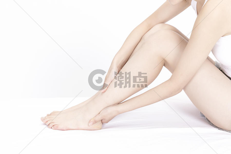 女性腿部按摩图片素材免费下载