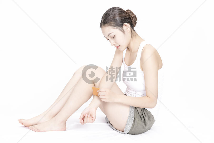 女性养生刮痧板按摩腿部图片素材免费下载