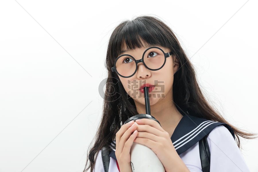 青春阳光女孩喝奶茶图片素材免费下载