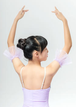 跳芭蕾的女孩图片素材免费下载