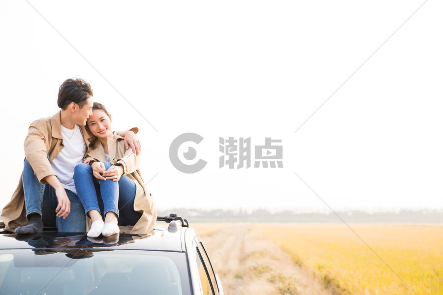 人车生活车顶幸福情侣图片素材免费下载