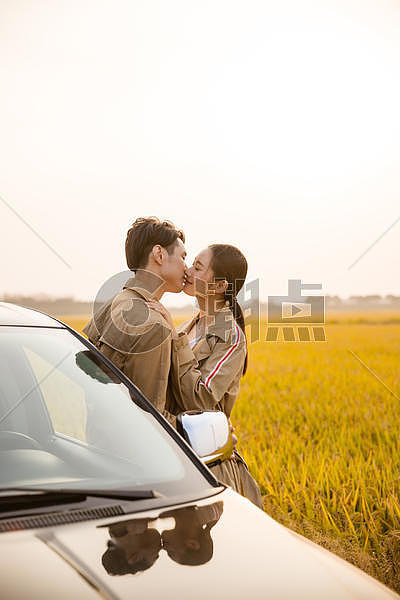 人车生活情侣接吻图片素材免费下载
