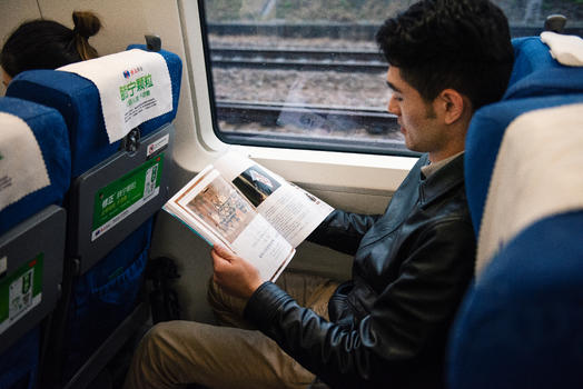 高铁乘客读杂志图片素材免费下载